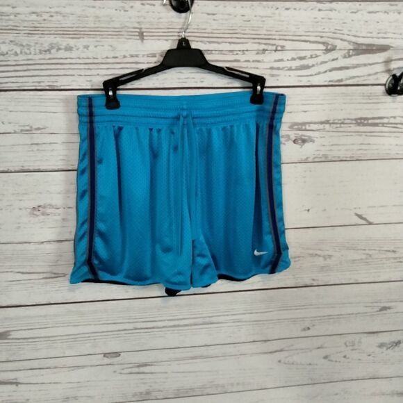"Nike better world .com" woman's shorts - Picture 1 of 8